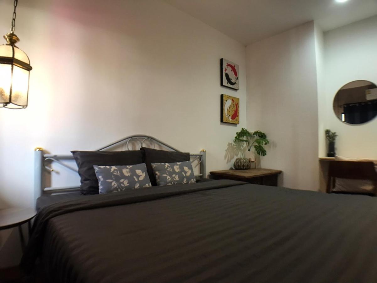8th House @ Center Of Chiangmai Old Town Apartment