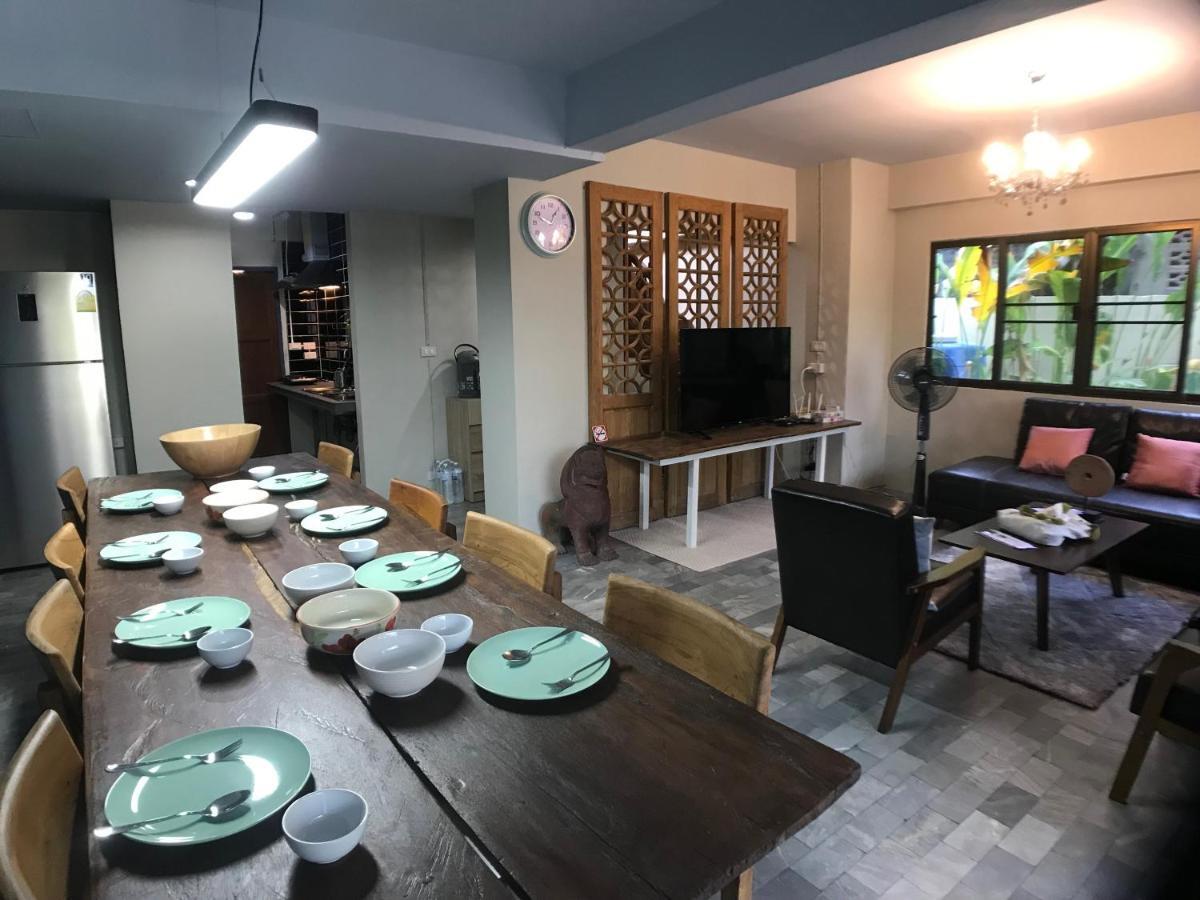 8th House @ Center Of Chiangmai Old Town Apartment